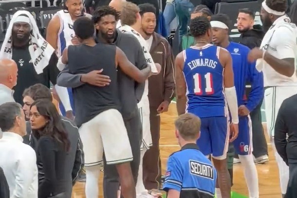 昔日队友！乔治和恩比德赛后在场边拥抱 两人还寒暄一番