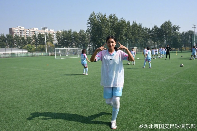 和田地区墨玉县青少年女子足球赴京交流营走进国安足球俱乐部