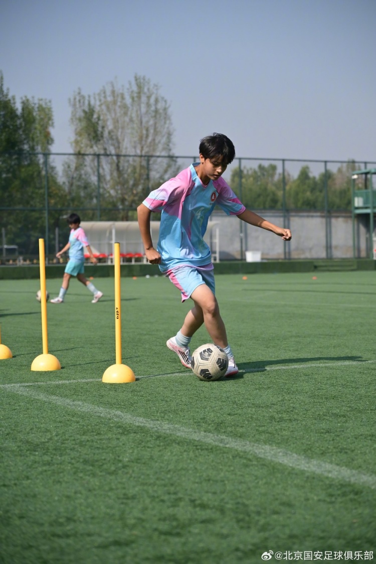 和田地区墨玉县青少年女子足球赴京交流营走进国安足球俱乐部
