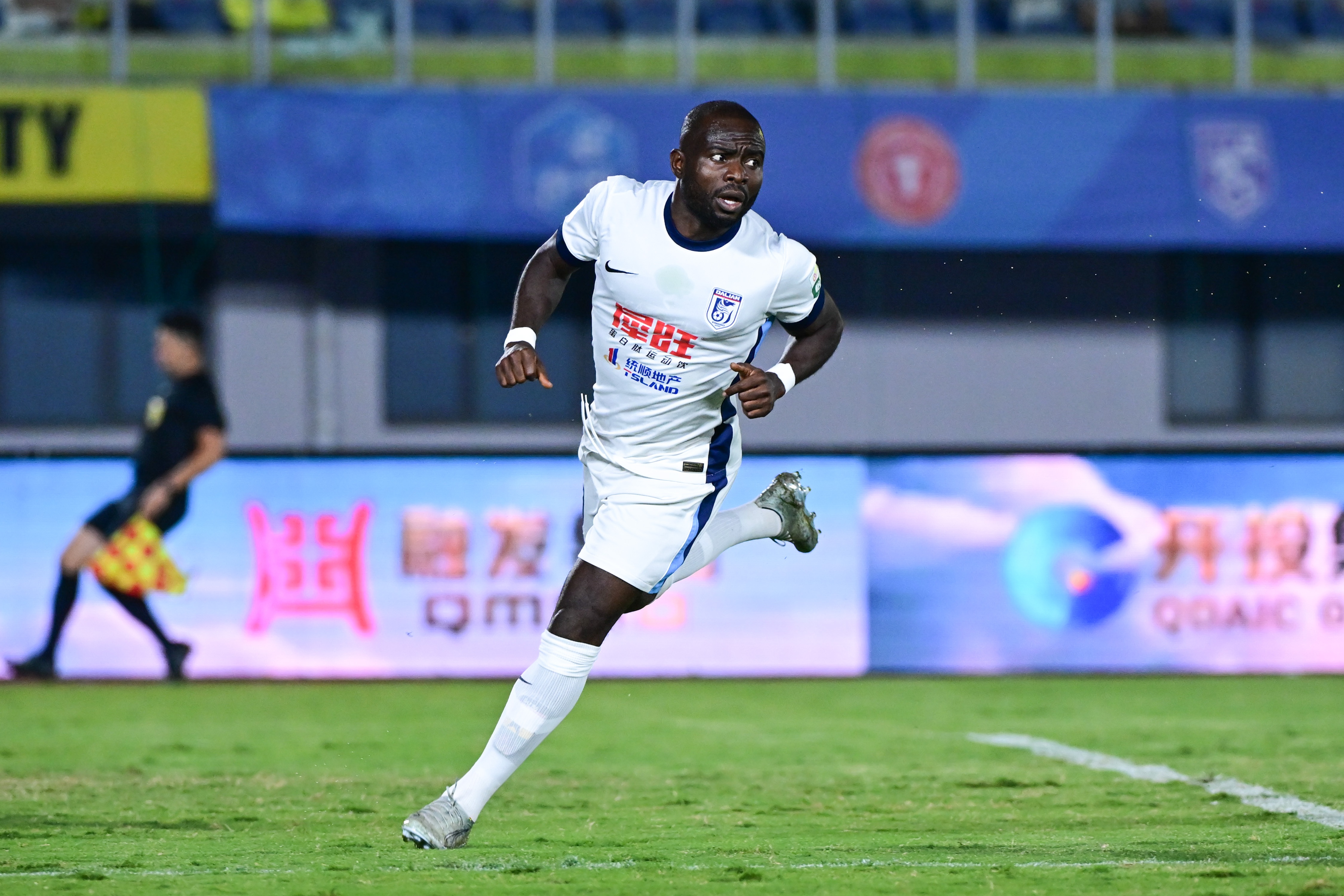 客场4-0大胜！大连英博队史首次战胜青岛西海岸 此前三次交手全败