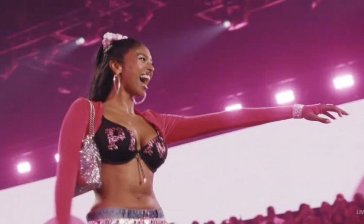 气场全开！科比大女儿娜塔莉亚迎维密首秀 黑色文胸亮粉披肩惊艳