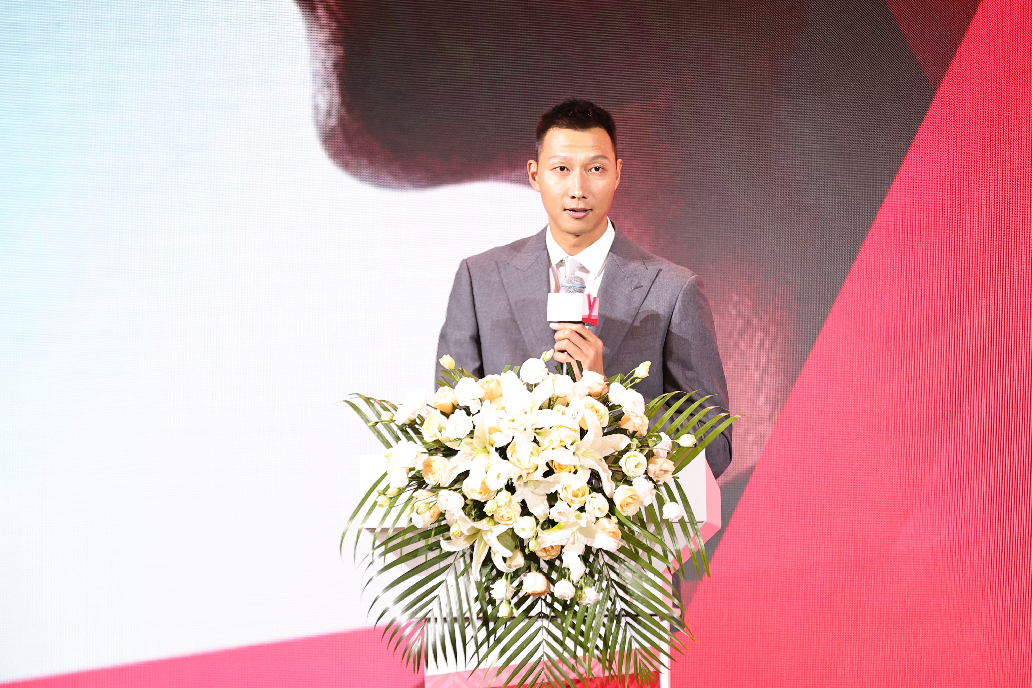 尼克·杨：跟易建联当队友时曾模仿他口音 他抢板喊话时口音很重