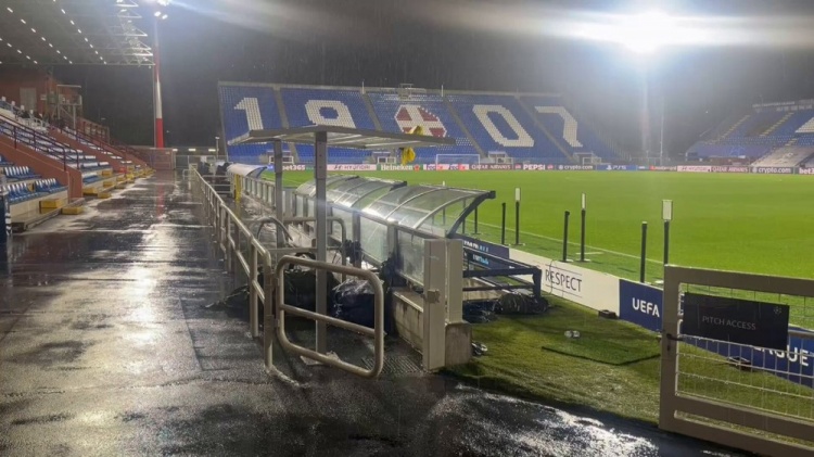 记者：科莫对阵曼联赛前下大雨，开球前后可能伴有闪电